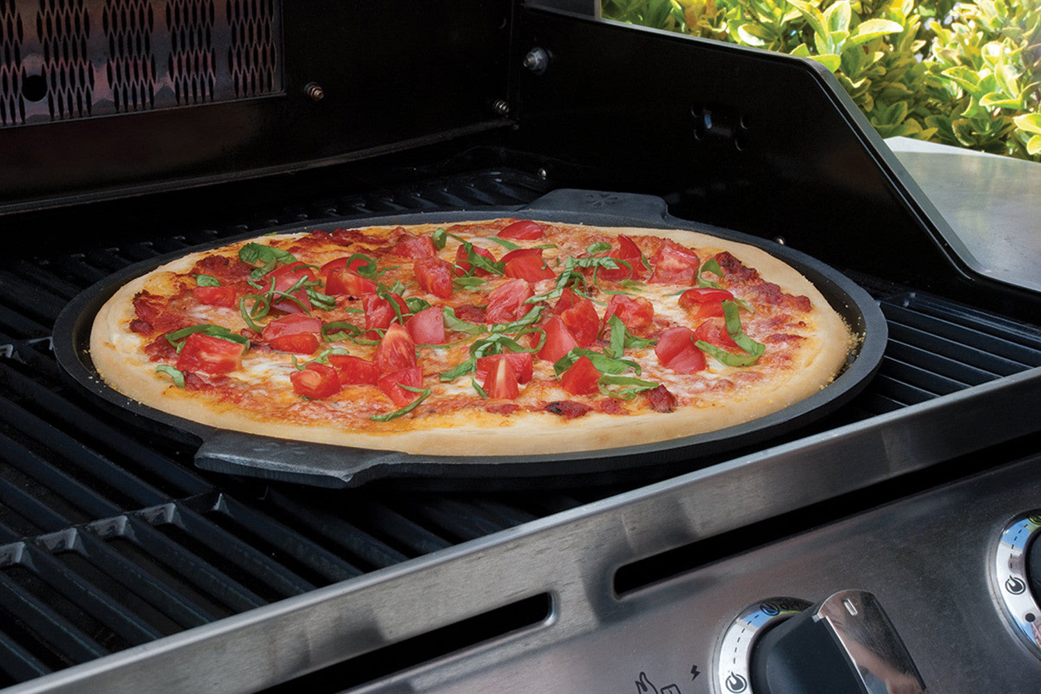 https://www.pizzacraft.com/cdn/shop/products/PC0300-cast-iron-pizza-pan-14-inch.jpg?v=1517421924